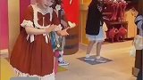女子模仿机器布偶娃娃，游客直接惊呆了
