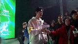 肖战出席2020联名时装大秀，一进场就迷路，太可爱了！