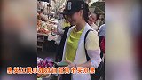 59岁惠英红携姐妹们逛集市，卖水果阿嬷说：你们明星个个太漂亮