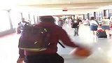 街球-13年-内特罗宾逊机场练球晃过众人 大妈试图抢断-新闻
