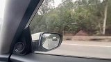 在高速公路上，一辆本田思域把我超了，同车的朋友说我撵不上他！