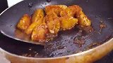 厨师分享茶香琵琶豆腐，色泽金黄，鲜嫩多汁，茶香浓郁，老少皆宜