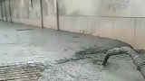 我们村的土豪免费铺的水泥路，看看这地面上全都是钢筋，霸气不！