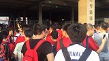 中超-17赛季-上港球迷热情似火 夹道欢迎球队抵达高喊“上海队”-专题