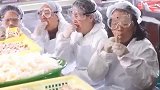 手里的鸡爪，忽然就不香了
