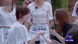 孟美岐跟怪力少女赵粤掰手腕，现场秒怂：我不是大哥你才是！