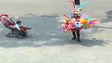 虽然这位母亲能给孩子的不多，但是她已经竭尽所能了，真是太感人