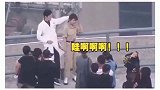 杨紫肖战余生请多指教花絮，战哥把杨紫拉到怀里的动作，真的帅到