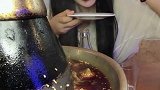 新吃法火锅和这东西还挺配，姑娘露出幸福的笑容！