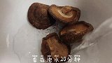 白菜跟粉丝不愧是天生一对，让人食欲大增，两碗饭都不够吃！