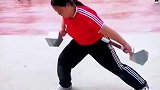 武术学校女生训练，一对亮银锤舞得虎虎生威
