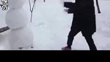 男友送礼物，女友感动哭
