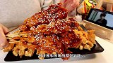 抱着吃炸串，满满一大盘超级无敌好吃炸鸡肉串