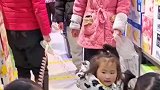 女子去超市，看见男子牵着四个闺女