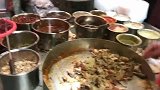 实拍街头网红美食：抓抓鸡，现场制作调料过程，好多调料