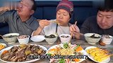 韩国美女“懒人拌饭”一碗大酱拌饭配三个煎蛋，吃得有滋有味