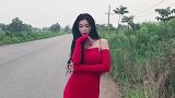 这样鲜艳红的紧身裙在马路上展显身材，越看越有点调皮