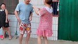 夫妻日常快乐就是无所顾忌，无拘无束，没有烦恼，尽情欢闹