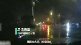 四川邛崃地标“马踏飞燕”雕像被大风吹翻，路过车辆拍下全程险被砸