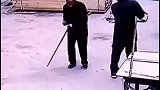 老人拿着拐杖打儿子，谁知靠山出来后老人秒变乖宝宝！