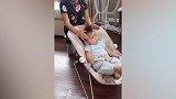 小宝宝肉乎乎的，坐在椅子上，面前的是一堆零食