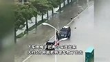 台风天泉州一路面积水严重，特警车水中熄火等救援，越野车逆行救出
