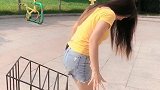 哎呀妈呀，你把什么东西泼我腿上了！