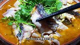 用农家腌制的酸菜也能做出美味的酸菜鱼，汤鲜肉嫩，酸酸的很开胃