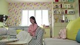美女找到了新工作，高兴的带着简历去面试