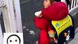 女儿背着书包就走，妈妈反倒不适应了