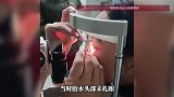 女子误将502喷入眼中，医生拔掉全部睫毛：感觉在剪我的肉