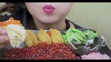 小姐姐吃鲑鱼蛋，看起来就像爆爆珠一样晶莹剔透呀，好看又好吃