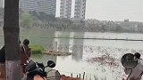 草地上有一扇门，男生见状十分不解