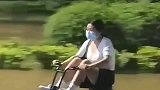 美女真是厉害,大洪水还敢开电动车,不得不说这车质量真好
