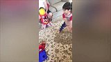 看看“小大人”们这么照顾宝宝把，细心认真，太可爱了！