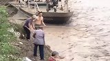 农村人胆子真肥，冒着生命危险来黄河边抓鱼，简直要鱼不要命