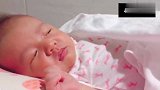 刚出生的小宝宝好搞笑，睡觉的时候一直在翻眼睛，好像小猴子！