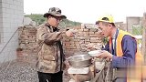 美女工地打饭，没想大厨一盛饭就手抖，太气人了