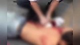 可能会转移疼痛？重庆一男子街头被捅后，竟趴在地上淡定玩手机