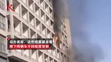 宁夏一公寓起火传出数十次爆炸声 喷雾罐飞出引燃楼下车辆