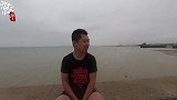 小伙抓海螺时捡到铁头鱼，鱼头比石头还硬，砸了下石头真的碎了！