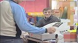 国外恶搞：买单的时候，售货员这么做你会生气吗？