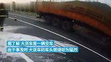 大货车在高速上轮胎自燃，车头只剩空架