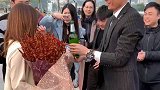 鲜花和羊肉串你更喜欢哪个，哪有这样求婚的！