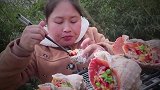 胖妹开玩笑奶奶装扮像赵四，把奶奶逗乐啦，生日给奶奶做大餐吃