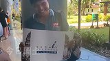 女子去巴厘岛旅游享受国宾级待遇，鲜花迎宾，警车开道