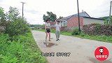 两口子打车去火葬场，和司机对话笑翻全场，太有才了