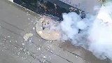 这马路怎么着火了，为啥浇不灭