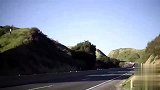 视频公司-牛人玩转摩托车 飞跃横跨高速公路