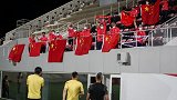 感人一幕！国足死忠粉现场高举国旗+高声呐喊 中国队冲啊！